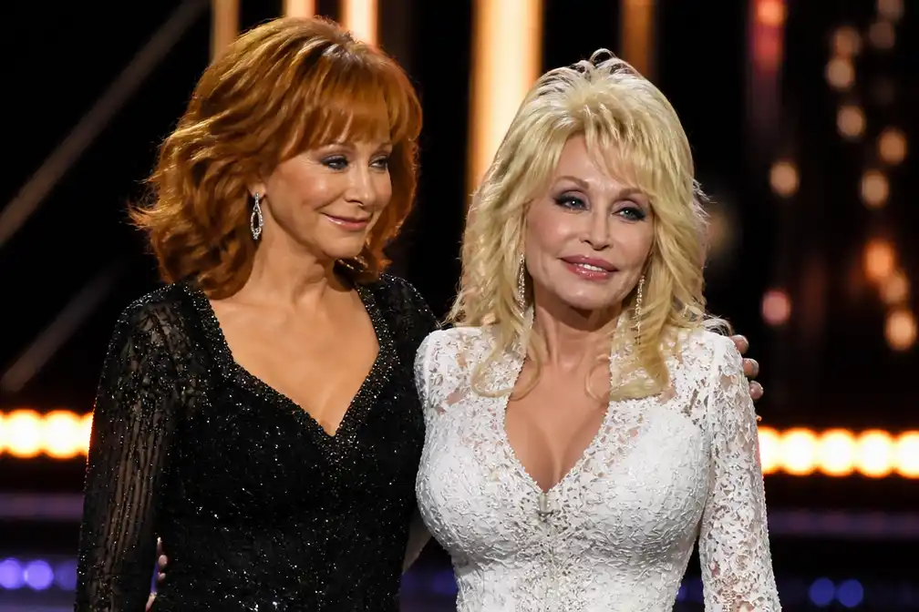 Reba McEntire zingt eerbetoon aan Dolly Parton bij Primetime Emmy's