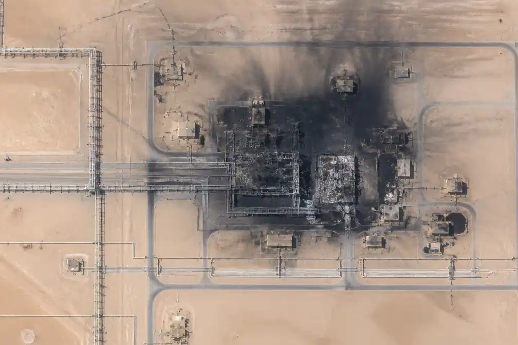 Saudi-pijpleiding zwaar beschadigd door droneaanval, 4% van wereldolie in gevaar