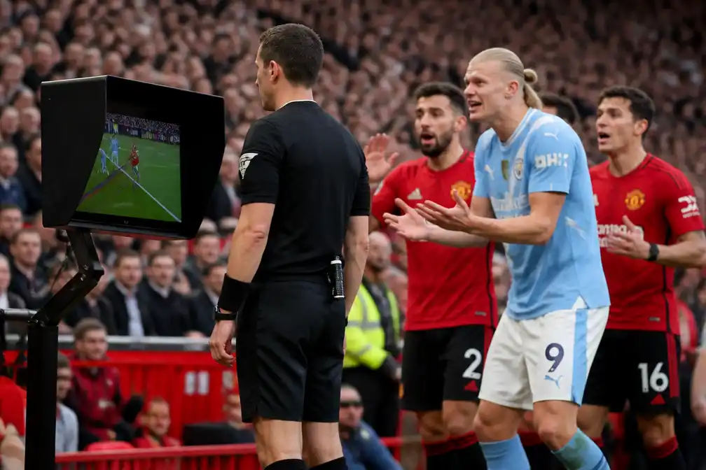 Scheidsrechters geven toe dat winnende goal Haaland niet mocht tellen, woede bij United