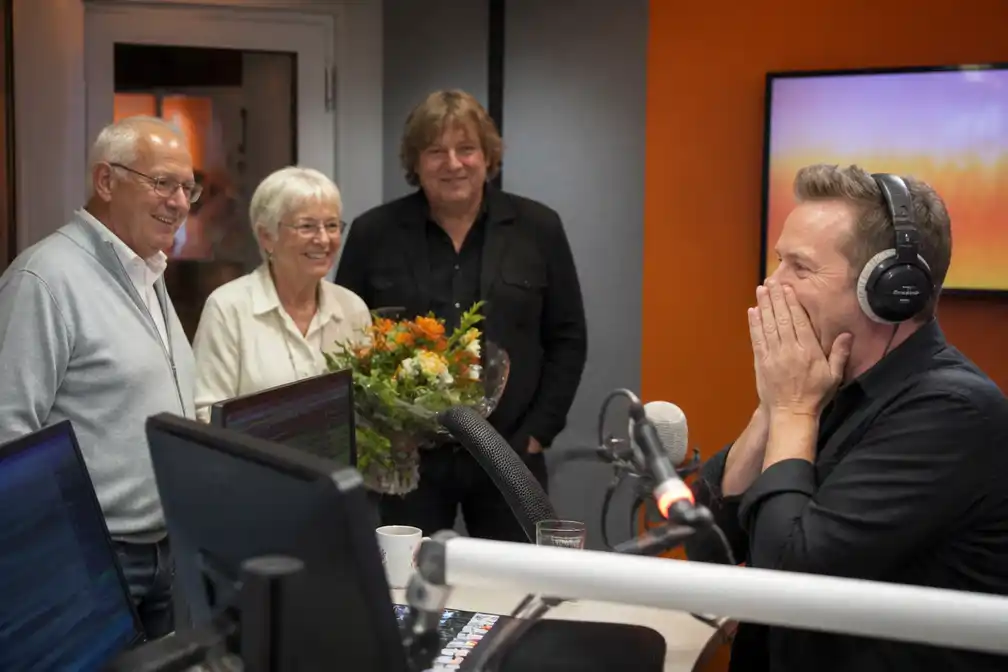 Barry Paf verrast tijdens uitzending om dertig jaar in het radiovak