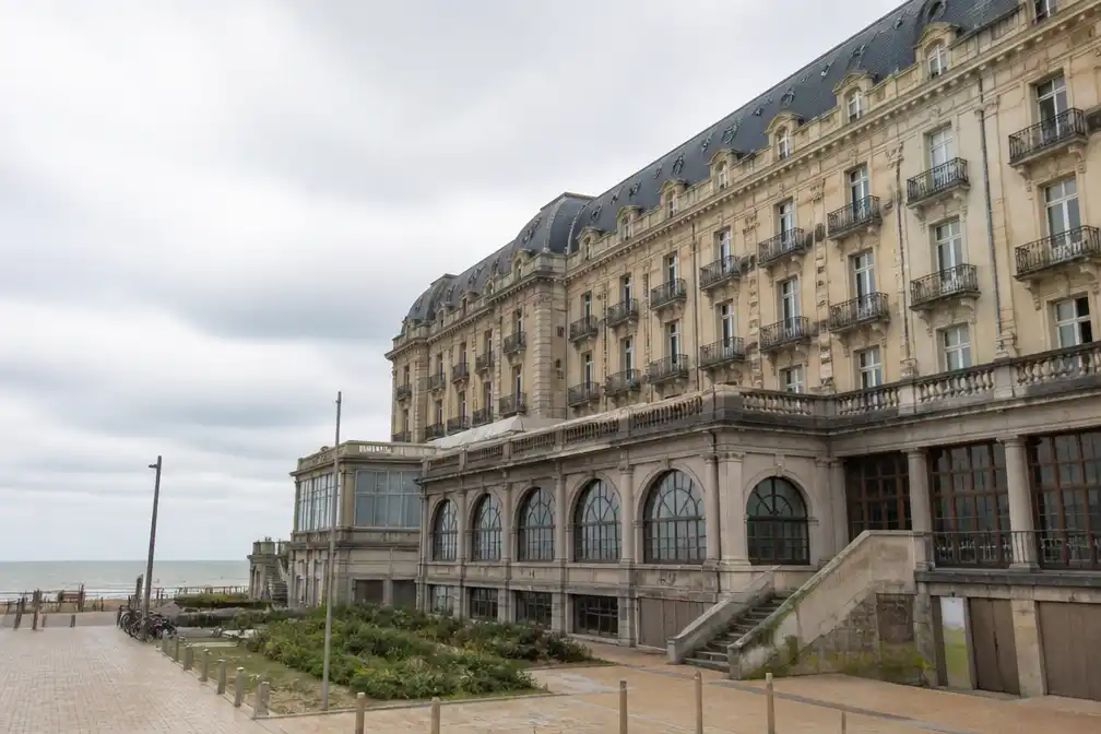 Openbaar onderzoek naar renovatie Thermae Palace in Oostende van start