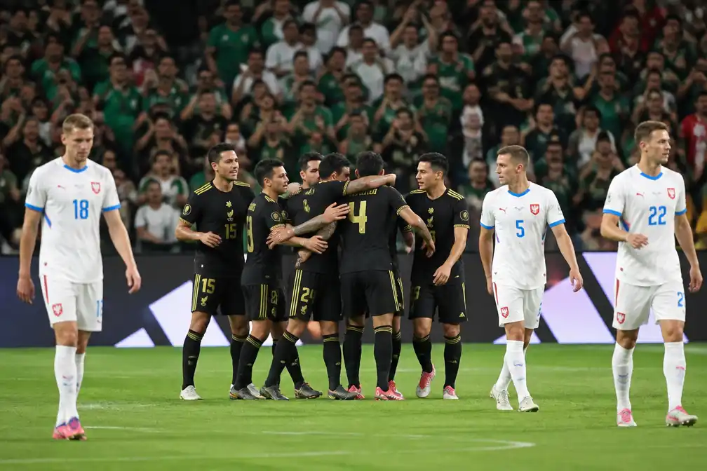 Mexico en Zuid-Afrika naar achtste finales WK