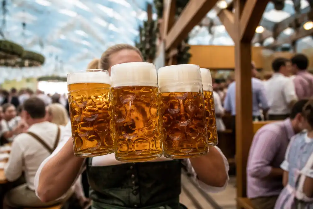 Bier op Oktoberfest in München kost tot 18,40 euro per liter