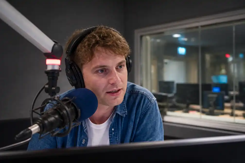 MNM-dj Sander Gillis sluit zich een week op in studio in Sint-Niklaas zonder klok
