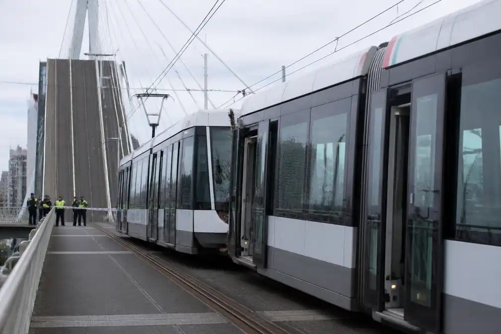 OVV doet geen nader onderzoek naar trambotsing op Erasmusbrug Rotterdam