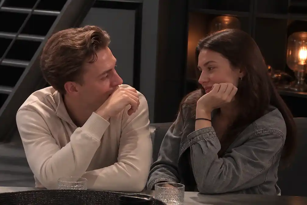 Ian en Joshlyn flirten in De Bondgenoten, terwijl Ian een vriendin heeft