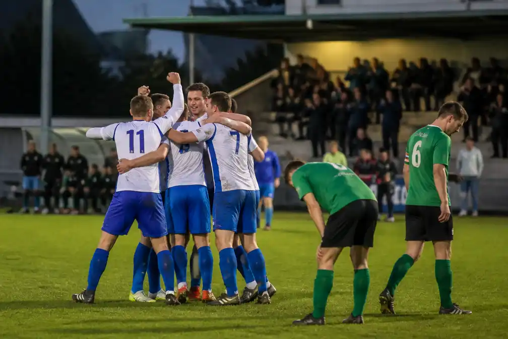 JV De Pinte wint Slag om de N60 met 4-0, plaagstoten van Zevergem pakken verkeerd uit