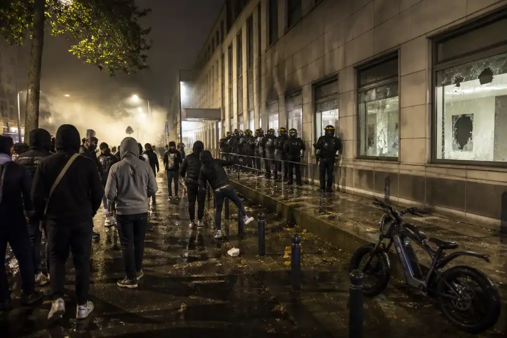 Stille tocht in Rotterdam voor overleden Alfredo loopt uit de hand, ME grijpt in