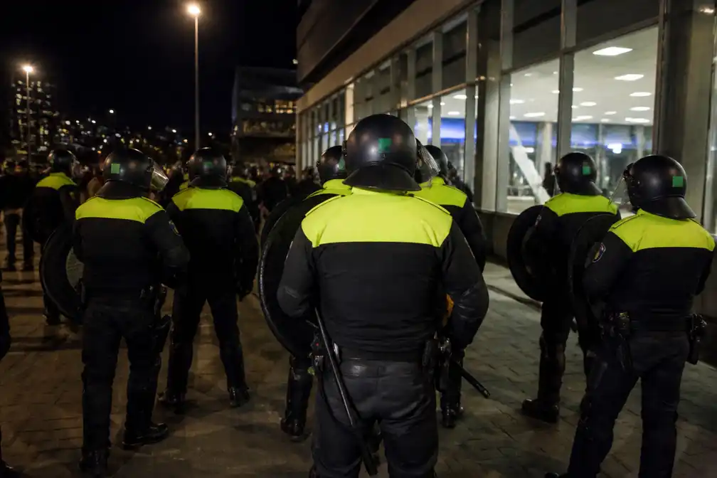 ME belaagd bij politiebureau Zuidplein Rotterdam na stille tocht