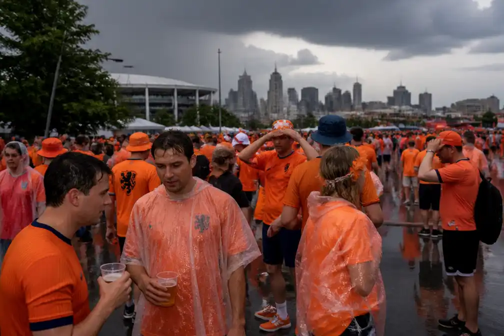 Oranjefans vieren feest in Kansas City, veiling brengt €50.618 op terwijl noodweer toeslaat