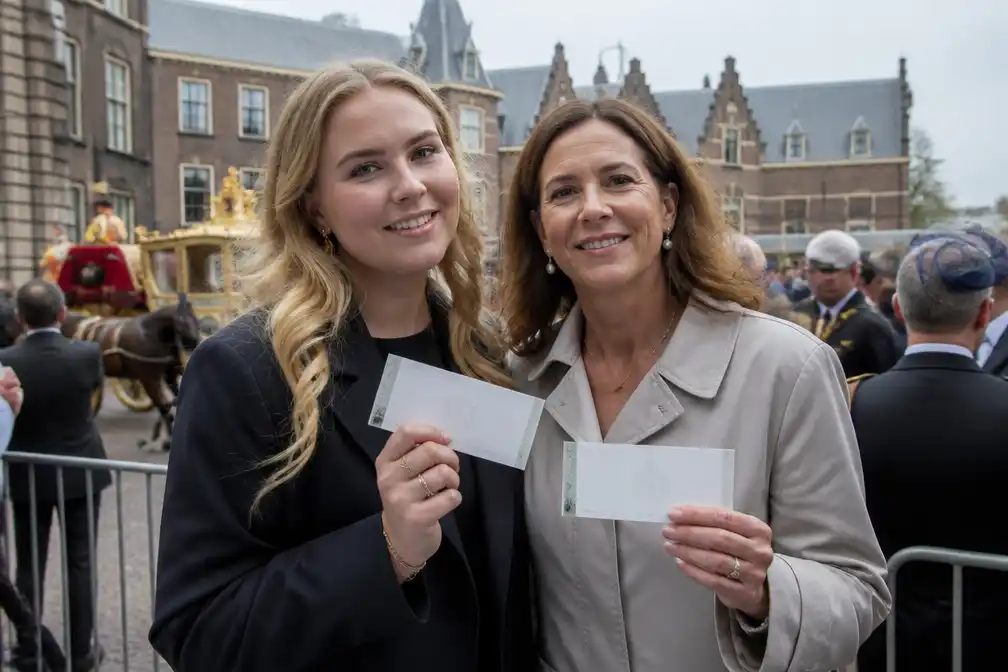 Alissa Verwoerd en moeder Ineke wonen na zes jaar inschrijven de troonrede bij