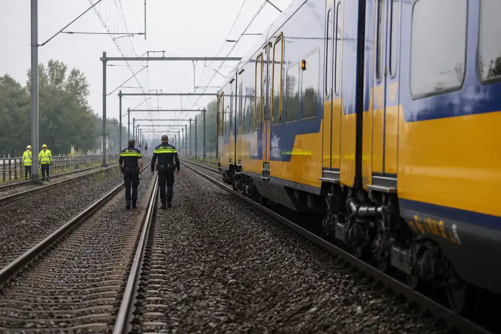 NS-trein raakt materiaal op spoor in Noord-Nederland