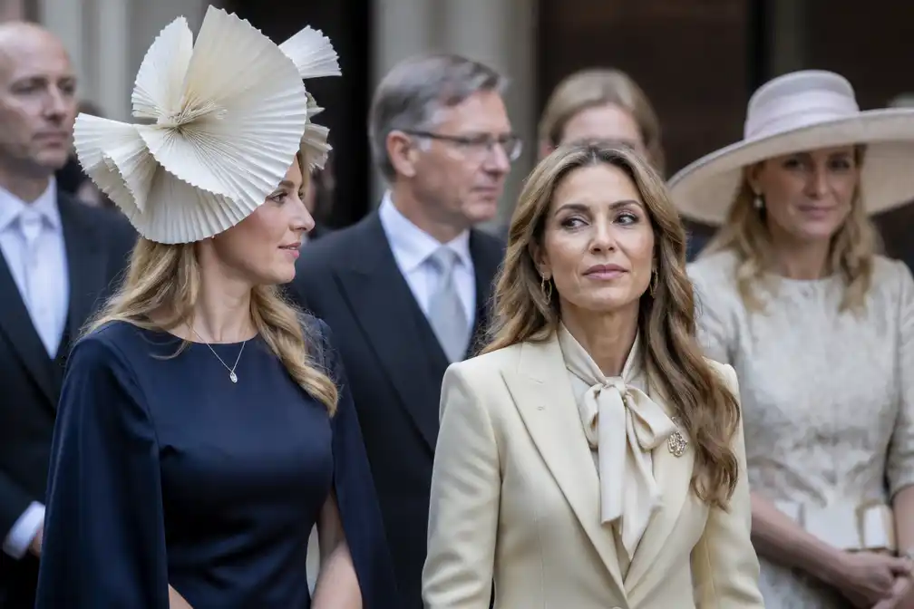 Prinsjesdag 2026: opvallende hoed van bladzijden en detail bij Dilan Yeşilgöz
