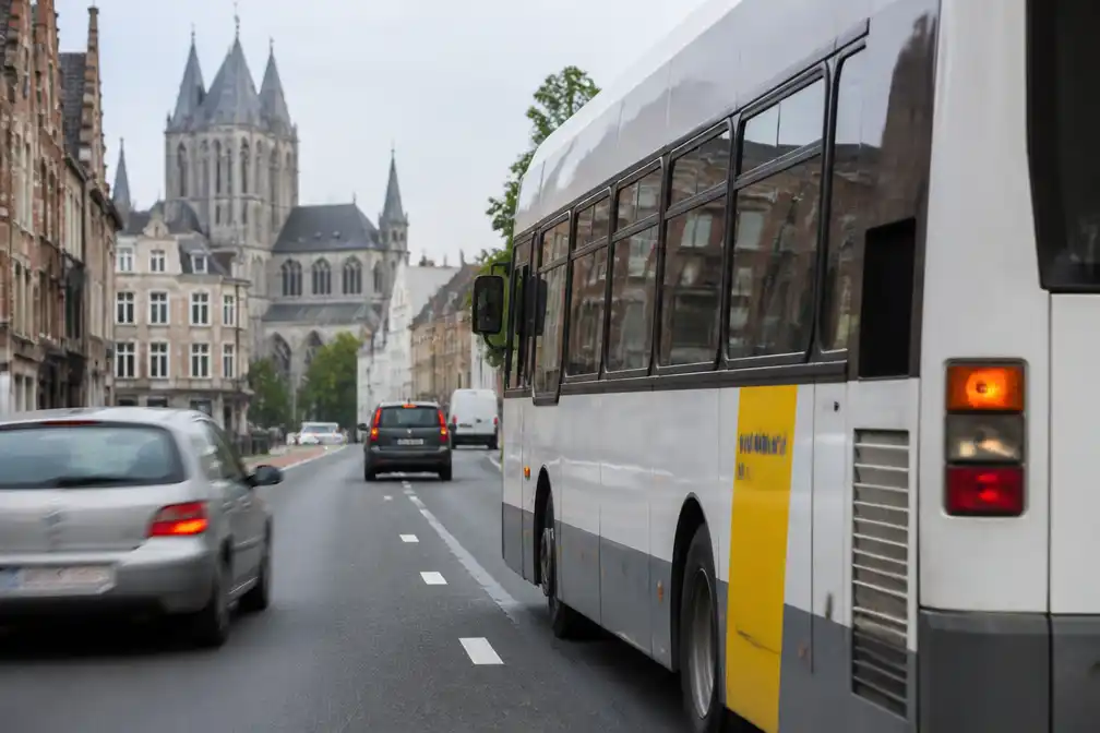 82-jarige man ontkent aanrijding met bus van De Lijn en hoopt op vrijspraak in Brugge