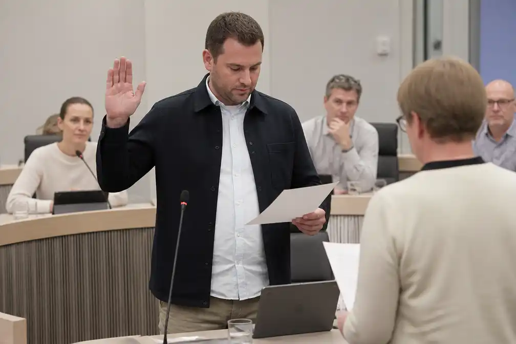 Stijn Metsu legt eed af als nieuw Vooruit-gemeenteraadslid in Koekelare