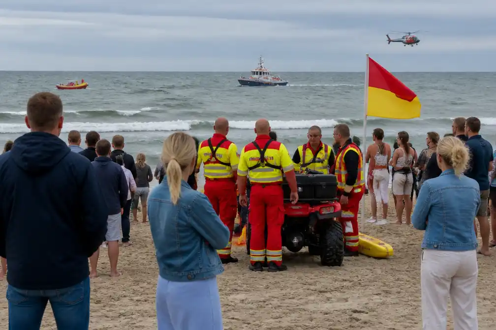 Zoektocht naar drenkeling in IJmuiden na 2,5 uur gestaakt; badgast gered