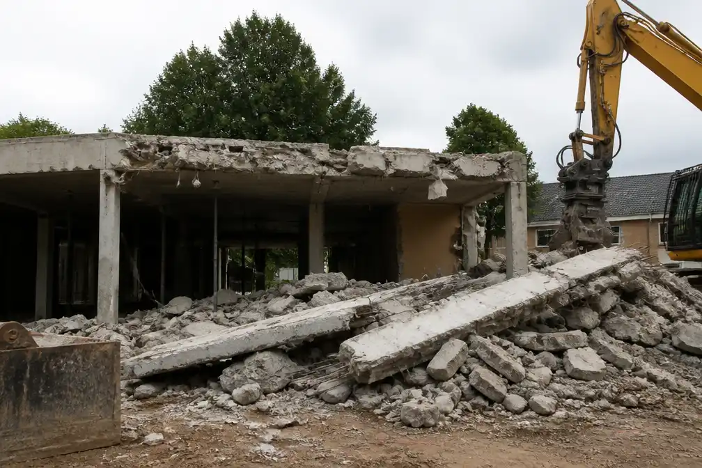 Arbeider overlijdt bij afbraakwerken school in Kortenaken na instorting betonnen dak