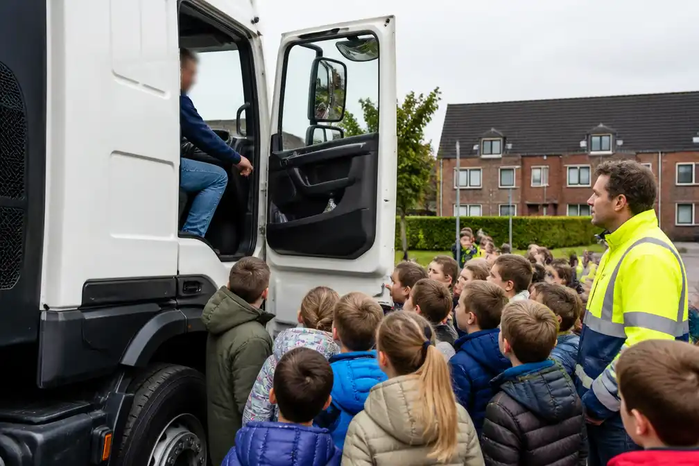 Basisschoolleerlingen in Laarne leren gevaren van dode hoek bij vrachtwagens