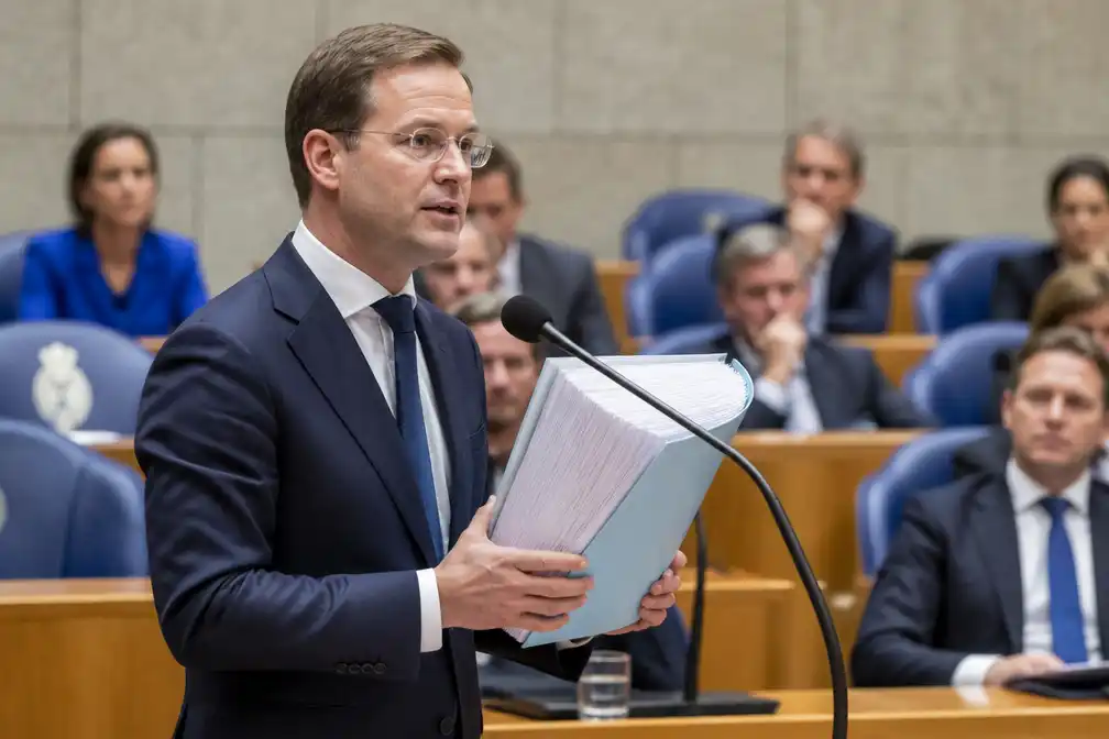 Heinen biedt miljoenennota 2027 aan: handrem moet van de economie