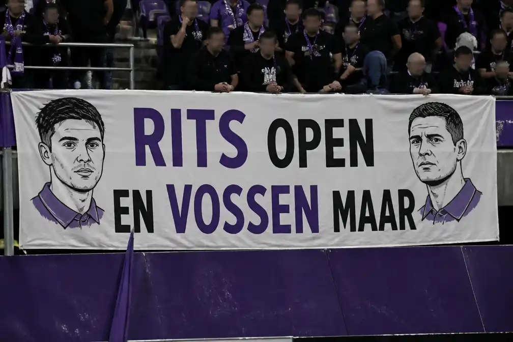 Spandoek van Beerschot-supporters verwelkomt Mats Rits en Jelle Vossen