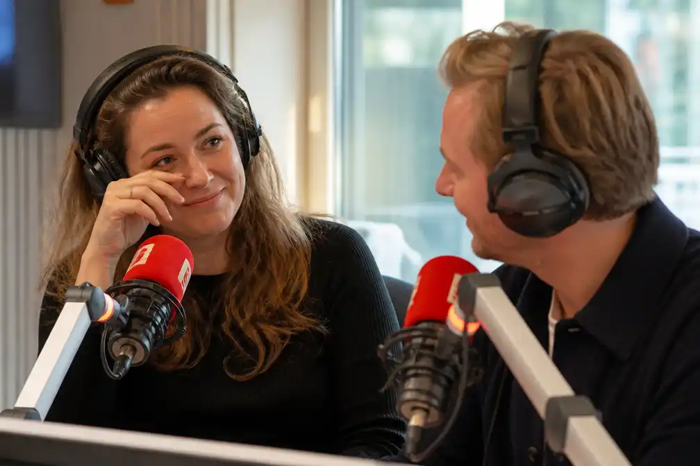 Zus van radio-dj Domien Verschuuren zwanger van overleden partner Thjeu