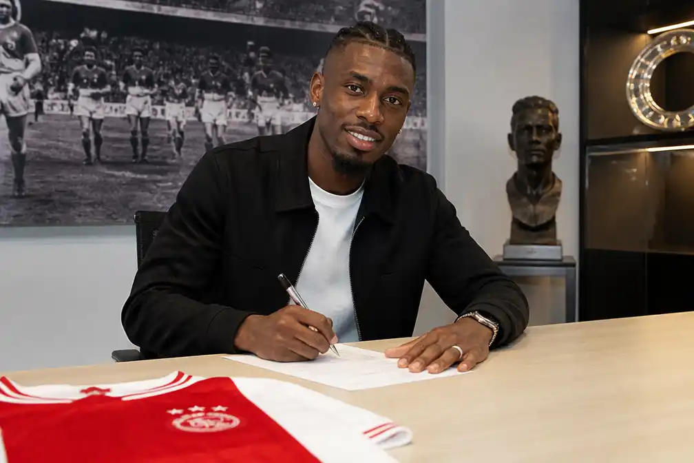 Ajax legt Malinese middenvelder Yves Bissouma transfervrij vast tot 2027