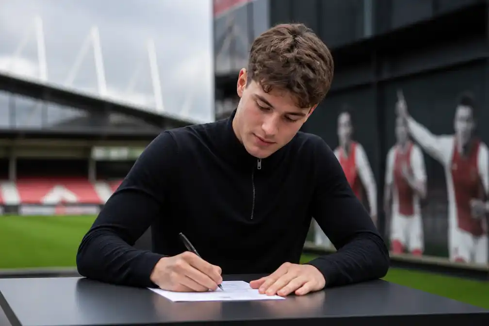 Ajax verlengt contract van verdediger Dies Janse tot 2030