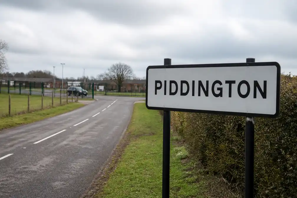 Engels dorp Piddington stemt symbolisch voor afscheiding om asielcentrum