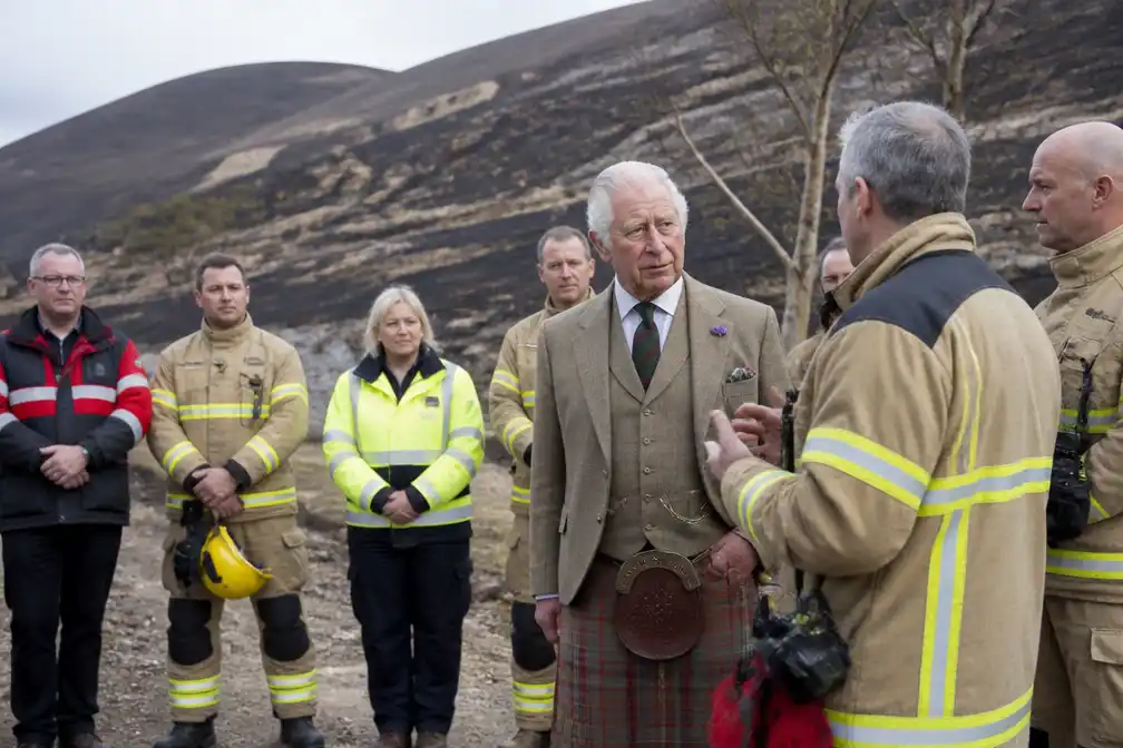 Koning Charles bezoekt door natuurbrand getroffen Cairngorms en bedankt brandweer