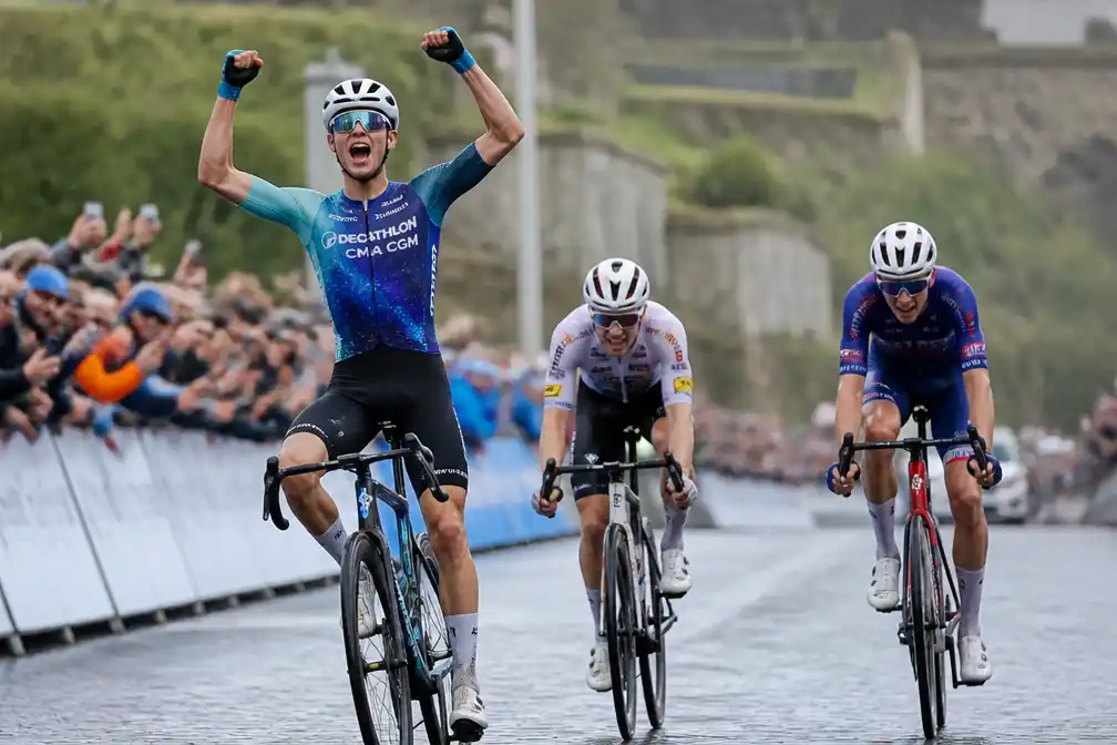 Aubin Sparfel (20) verrast met zege in GP de Wallonië op de Citadel van Namen