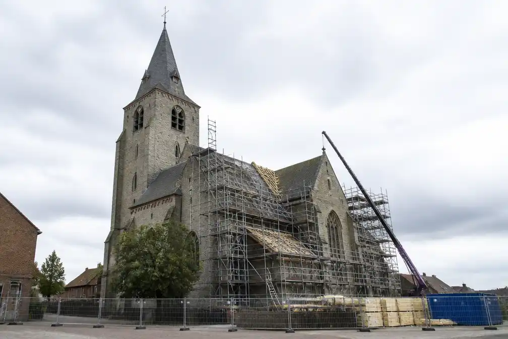 Restauratie van Asperse Sint-Martinuskerk gestart, dak krijgt voorrang