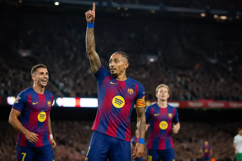 Barcelona vernedert Racing Santander met 7-2, hattrick voor Raphinha