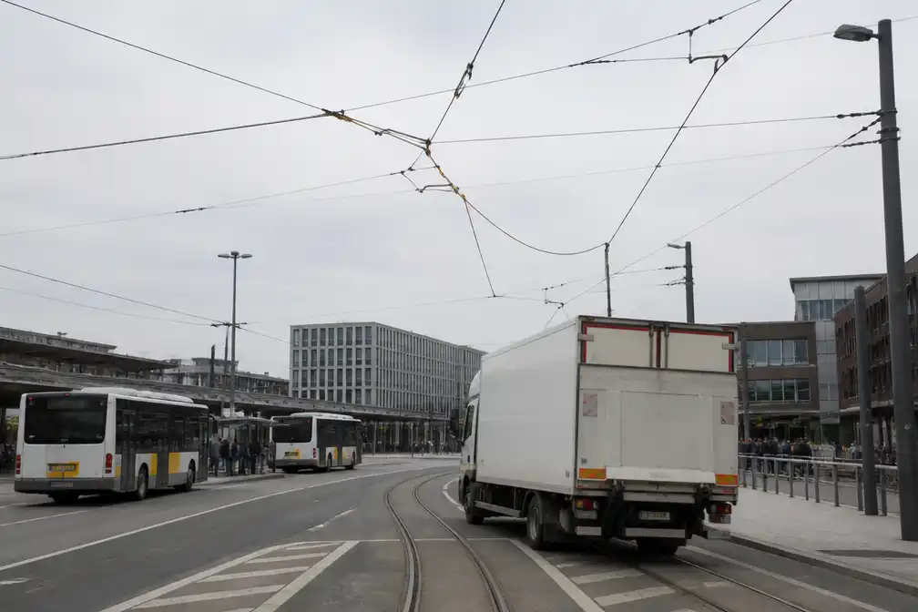 Vrachtwagen rijdt tramkabels stuk bij station Gent-Sint-Pieters, hinder voor busverkeer