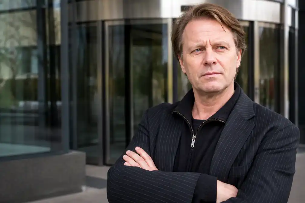 Activist Frank van der Linde zegt minstens half miljoen euro van overheid te hebben gekregen