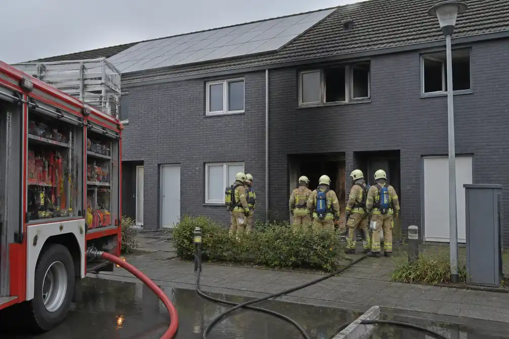 Brand in sociale woning in Westkerke: huis onbewoonbaar, twee mensen naar ziekenhuis