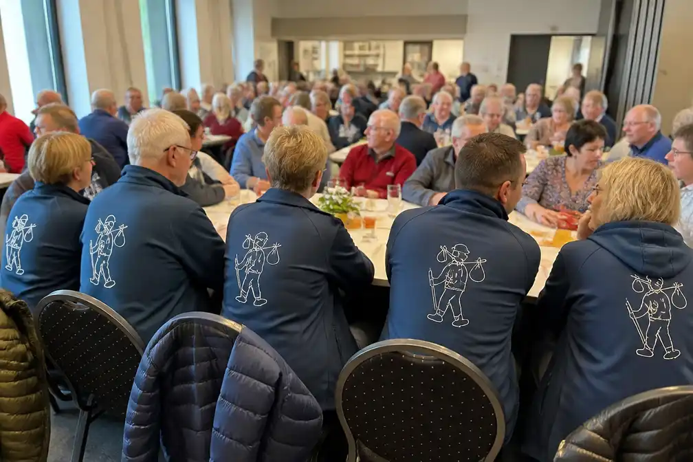 Wandelclub De Schooiers uit Wichelen viert 20-jarig bestaan met groeiend ledenaantal