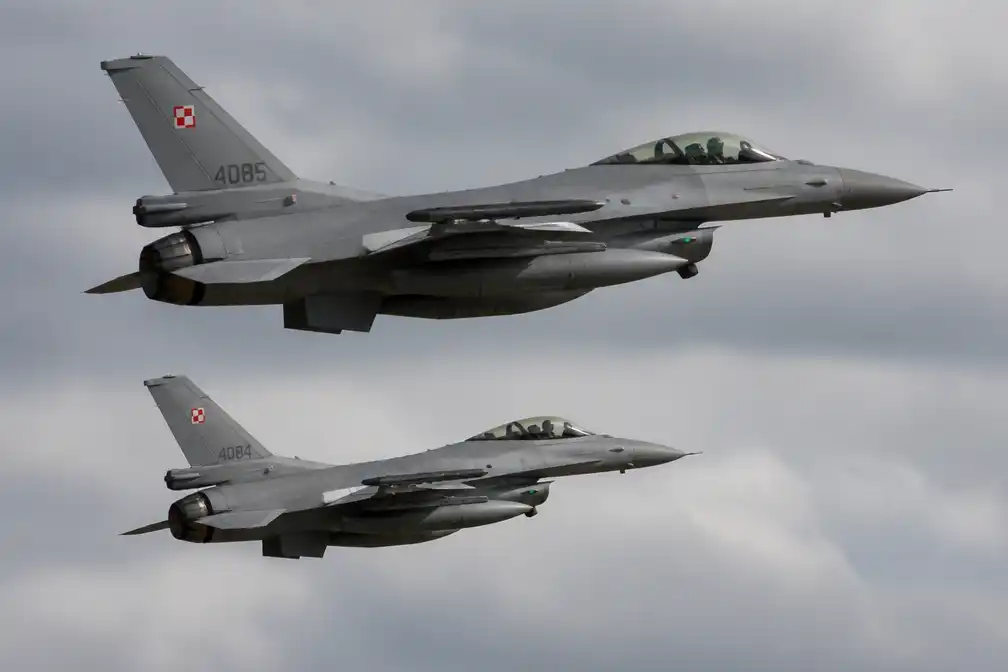 Polen sluit vliegvelden en laat jagers opstijgen na Russische drones bij grens Oekraïne