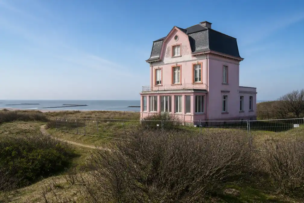Onbewoonbare Roze Villa in Raversijde staat te koop voor hoge prijs