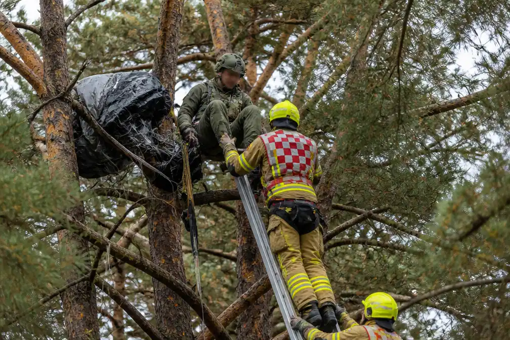 Parachutesprong in Hechtel mislukt: één militair zwaargewond, vier lichtgewond