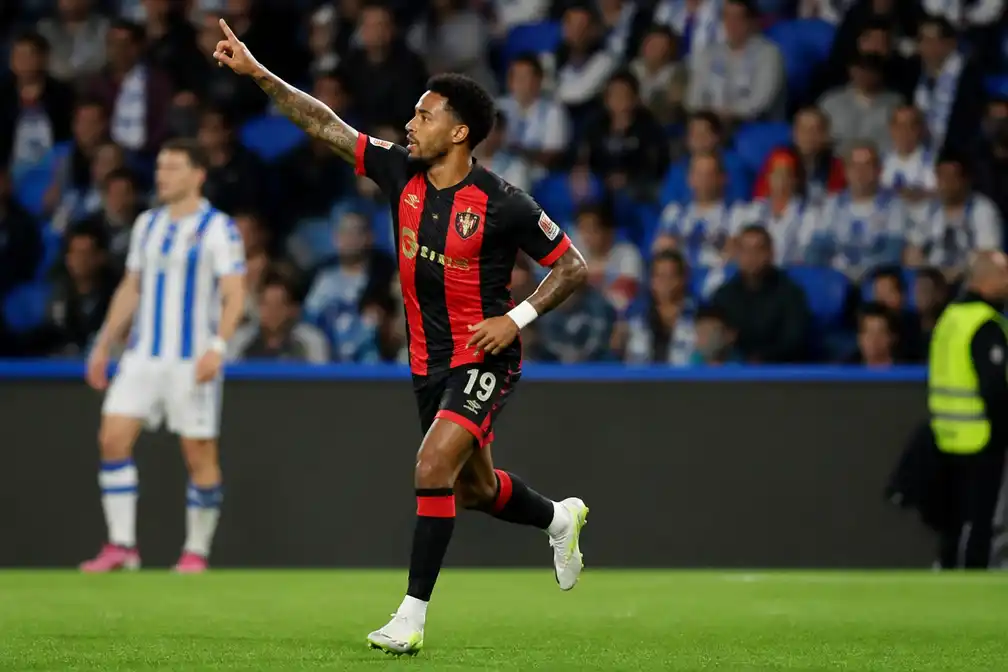 Kluivert maakt eerste Europese goal ooit voor Bournemouth tegen Real Sociedad