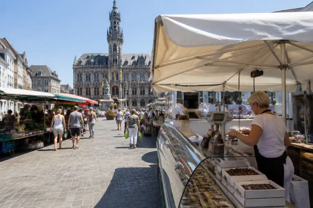 Hittegolf dwingt vroege sluiting markt Sint-Niklaas af; twee derde van kramers aanwezig