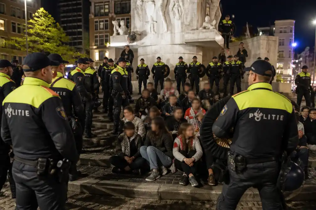 Politie houdt tientallen pro-Palestijnse betogers aan op de Dam