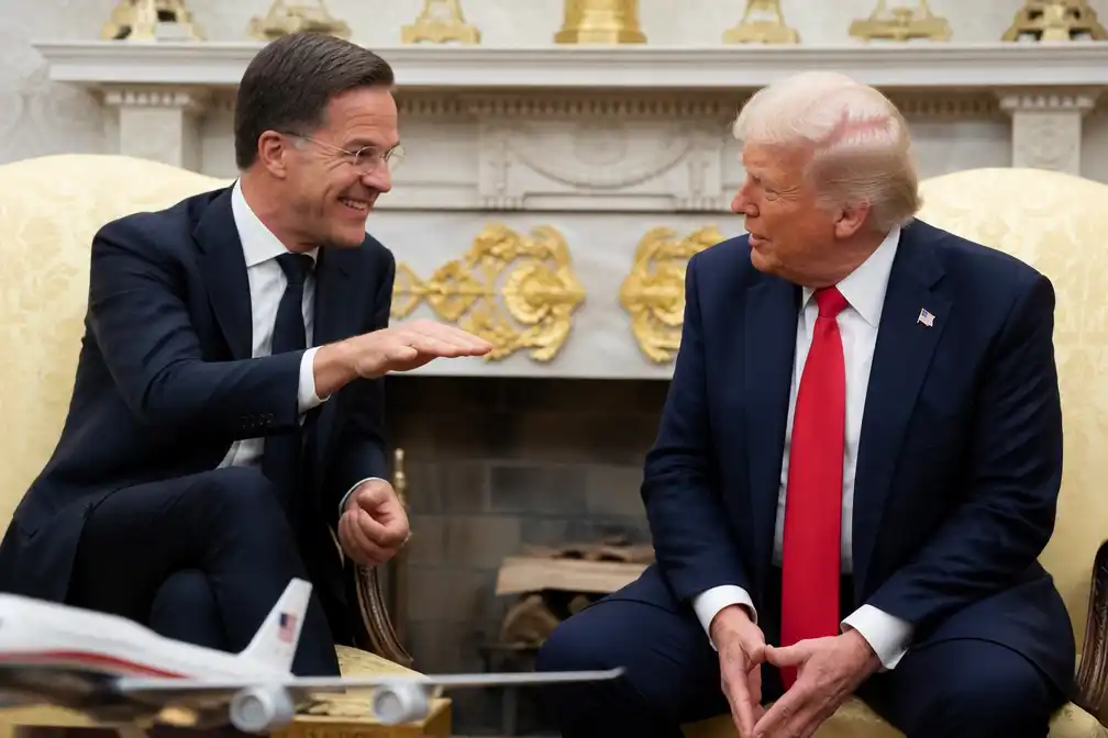 Rutte gebruikt zeldzame vleiertactiek tijdens Witte Huis-ontmoeting met Trump