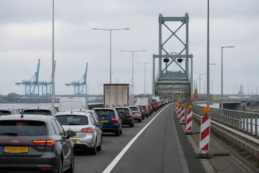 Woede om gedeeltelijke afsluiting Suurhoffbrug bij Rotterdamse haven