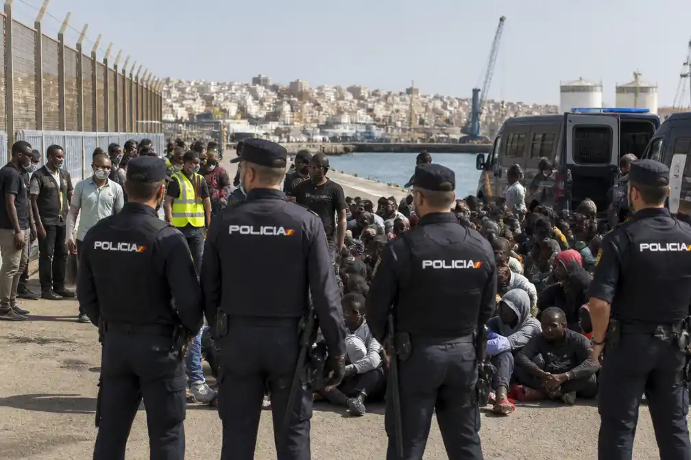 Politie Ceuta verplaatst migranten naar havenopvang, die snel vol raakt