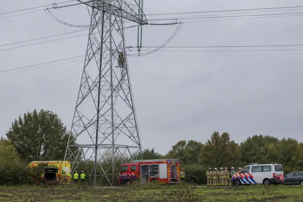 Man overlijdt na val uit hoogspanningsmast in Beek tijdens reddingsactie
