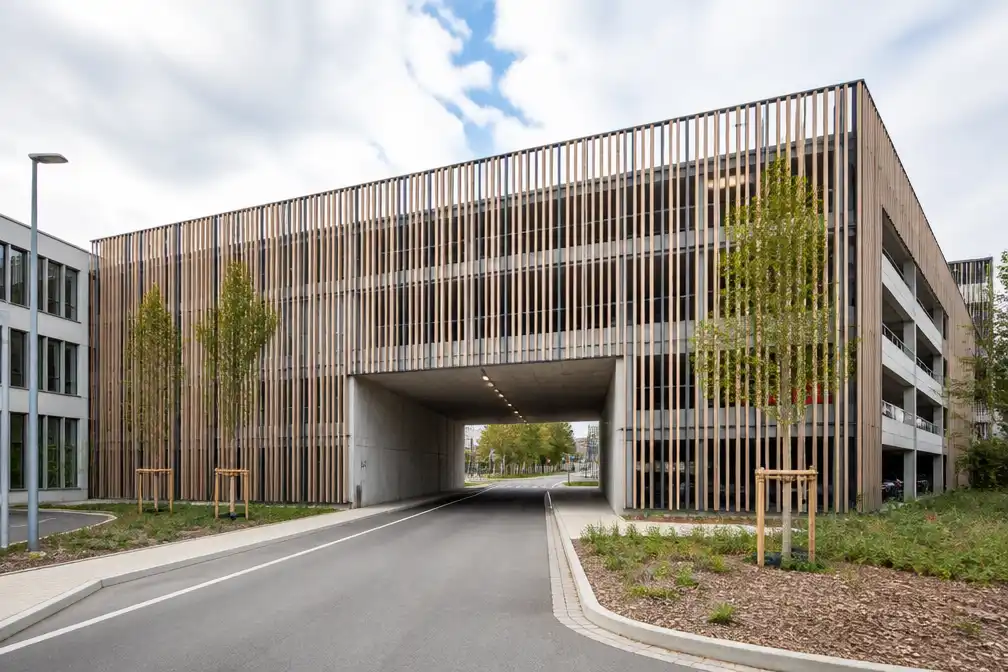 Nieuwe parkeertoren met 481 plaatsen opent op Limburg DC Campus in Diepenbeek