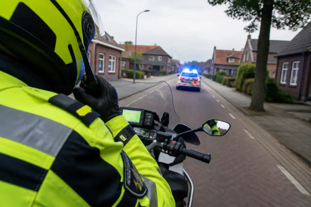 Wijkagent racet met sirenes naar steekpartij in naburig dorp
