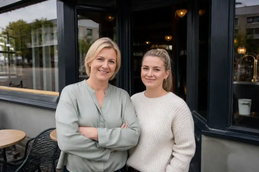 Moeder en dochter laten café Den Beer op Mortsels Gemeenteplein herleven