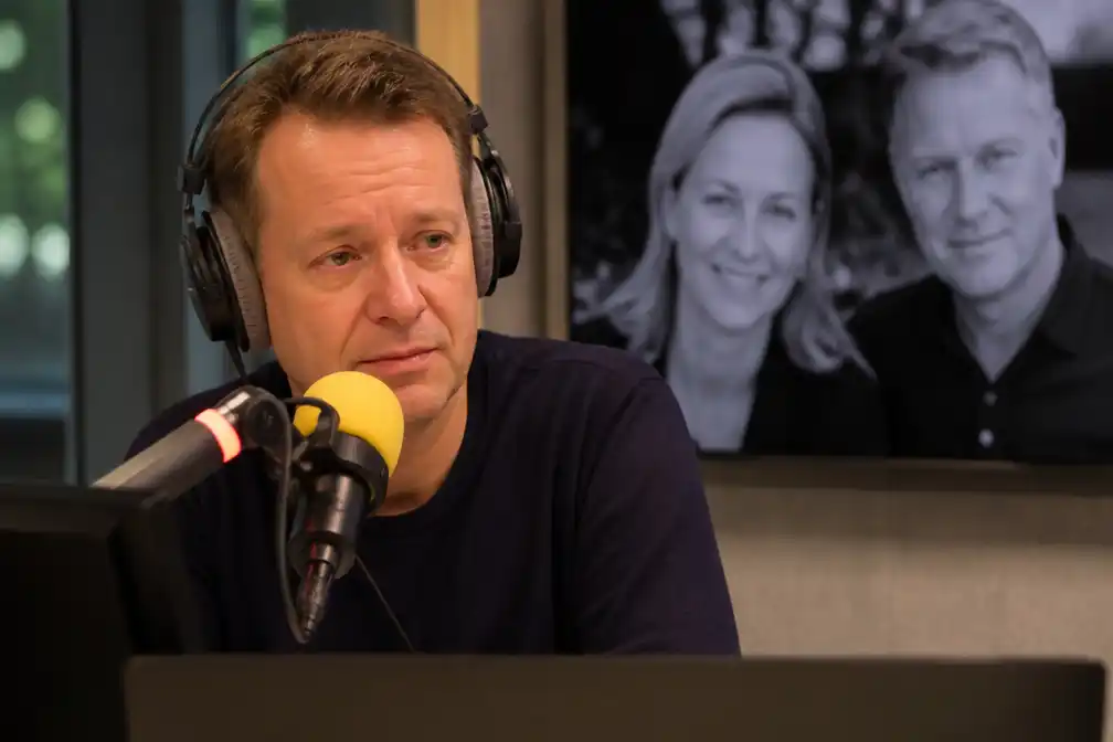 Edwin Evers brengt in radioshow emotioneel eerbetoon aan Bartina Koeman